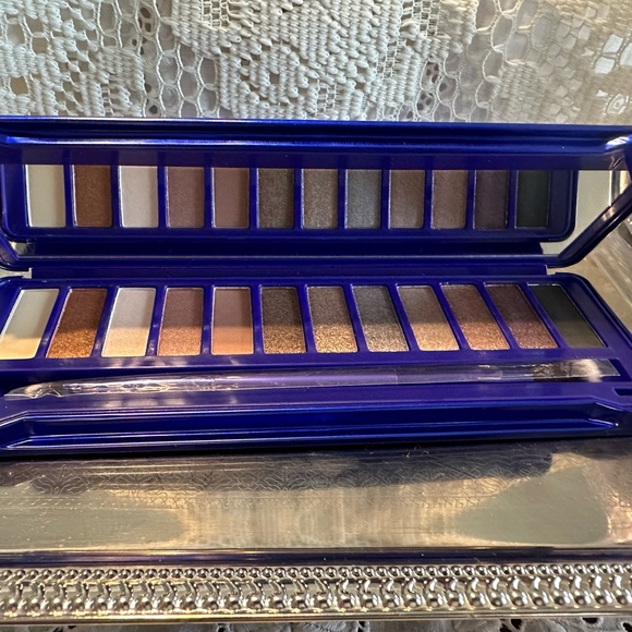 Acti-Labs Makeup Set. Facial Mask, Bi Phase Makeup Remover & Eyeshadow Palette - Picture 4 of 9